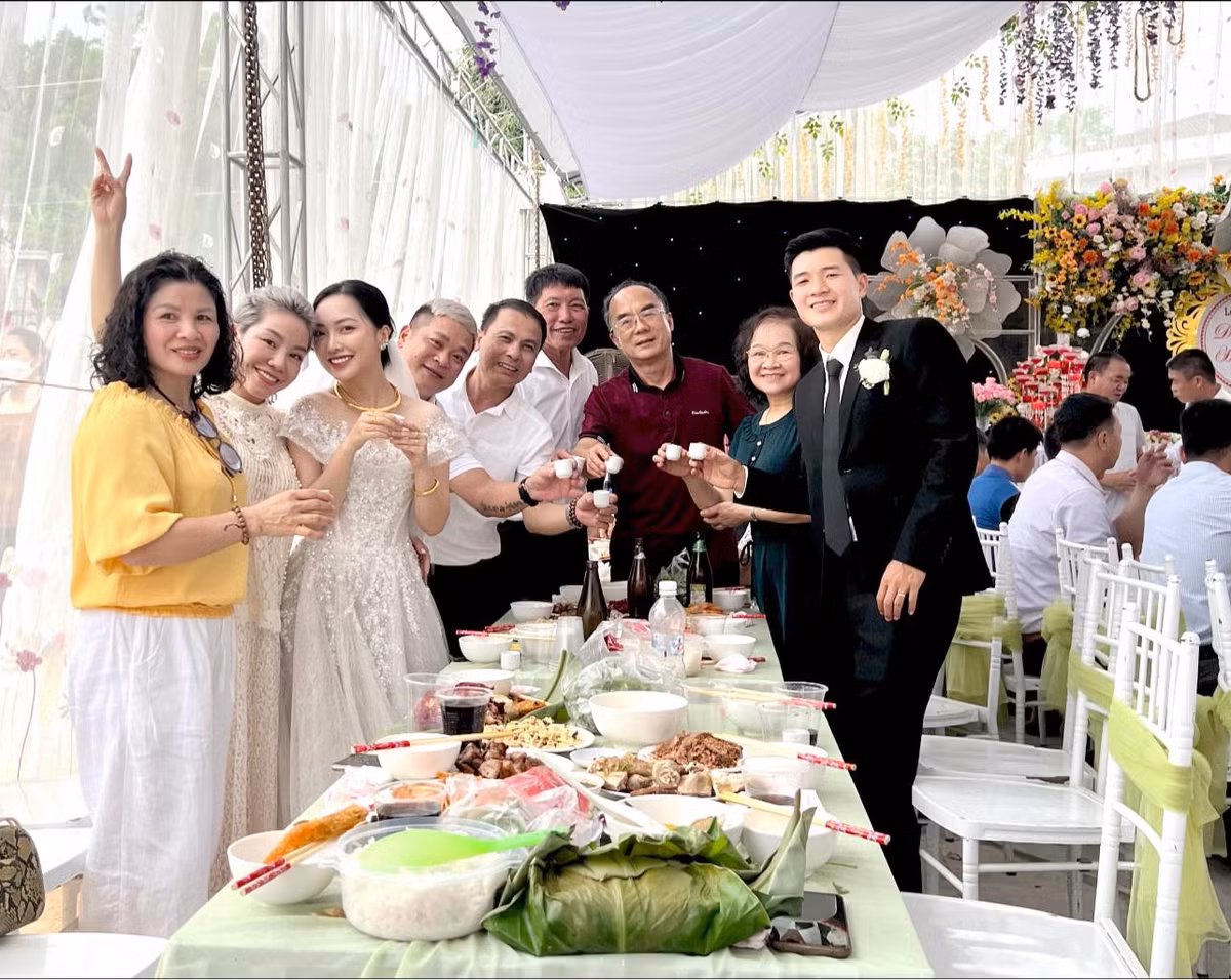 Lễ cưới diễn ra tại "cơ ngơi" nhà đàng trai ở xóm Dụ, xã Xuân Đài, huyện Tân Sơn, tỉnh Phú Thọ. Ảnh: FB Van Anh Tran