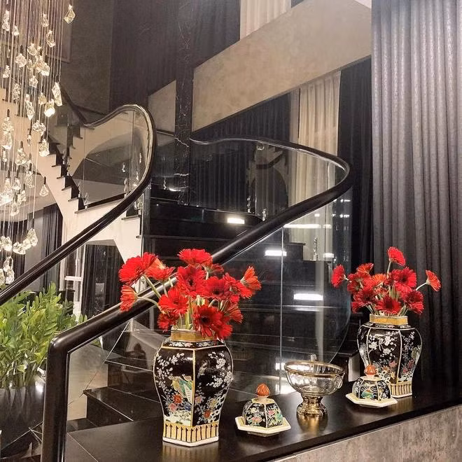Cầu thang lan can kính trong suốt hiện đại. Ảnh: FBNV