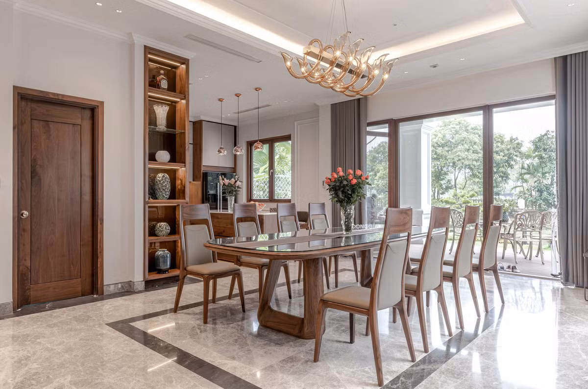 Bộ bàn ghế ăn kết hợp từ chất liệu da và gỗ tự nhiên. Từ đây, gia chủ có thể vừa thưởng thức bữa ăn vừa ngắm nhìn không gian thiên nhiên bên ngoài.