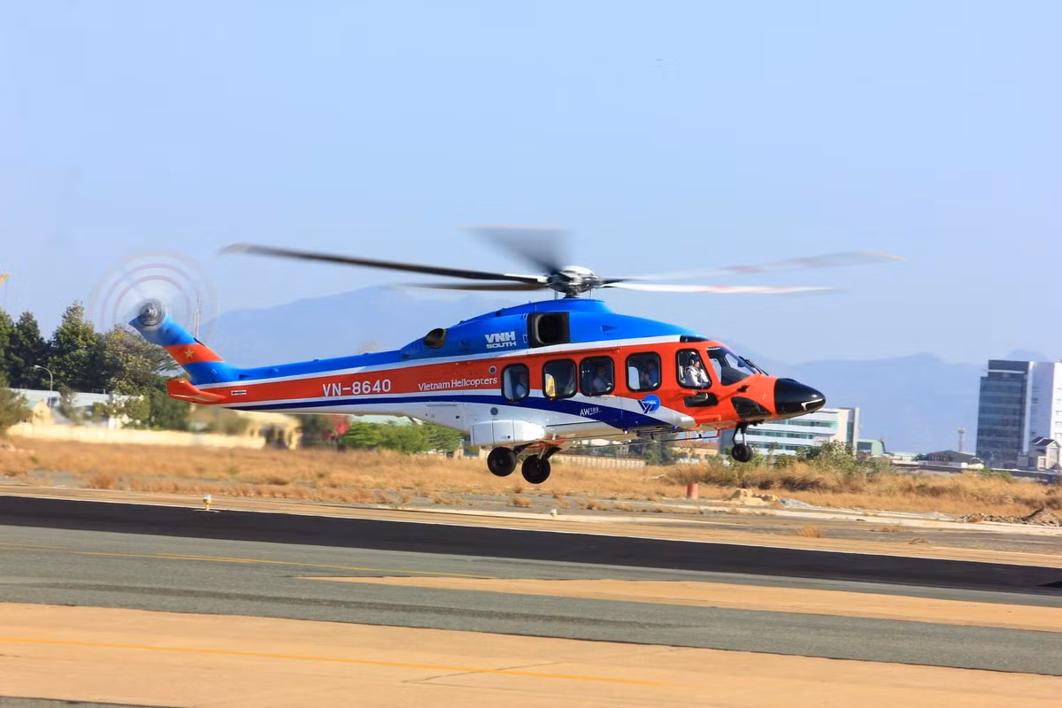 AW-189 được trang bị 2 động cơ General Electric CT7-2E1, có trọng tải cất cánh tối đa 8,6 tấn, khả năng chuyên chở từ 16 khách, vận tốc trung bình 268-278 km/giờ với tầm bay tối đa đạt 907 km. Ảnh: tructhang.vn