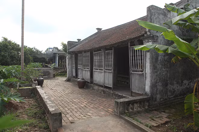 Hồi đầu thế kỷ 19, chưa có xi măng, người ta trộn mật mía, bồ hóng vào vôi và thêm một số phụ gia khác làm thành hồ. Ảnh: Dân Việt