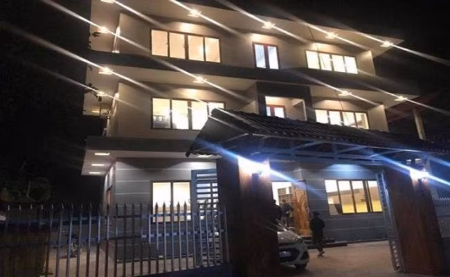 Nhờ theo nghề bóng đá, tiền đạo Hà Đức Chinh đã kiếm đủ tiền để xây tặng mẹ và em gái căn biệt thự 3 tầng tại Phú Thọ, hoàn thành tâm nguyện của người cha đã khuất. Ảnh; FBNV