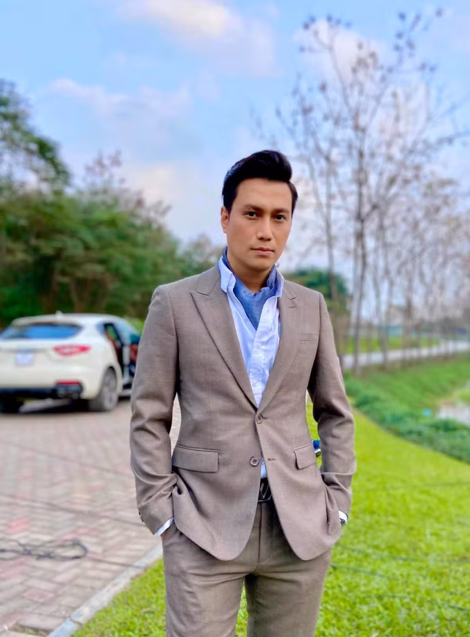 Nhiều người xuýt xoa trước độ giàu có của Việt Anh. Nam diễn viên được biết đến là tay chơi bất động sản có tiếng khi sở hữu nhiều biệt thự, đất đai đắt đỏ tại Phú Quốc