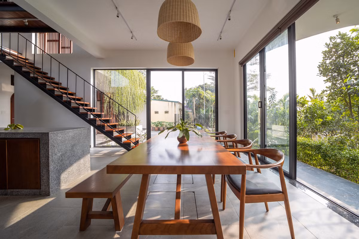Khu vực bàn ăn rộng rãi, thoáng sáng nhờ vào lớp cửa kính trong suốt được trải dài xuyên suốt không gian nhà.