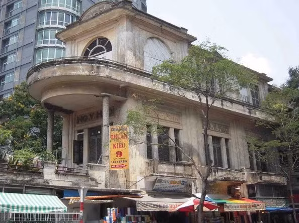 Căn biệt thự được đánh giá đặc biệt nhất Sài Gòn cách chợ Bến Thành (quận 1) 300 m, rộng khoảng 800 m2 mang hình dáng con tàu với phần đầu nhỏ, lớn dần ra phía sau. Ảnh: Trithucvn.org