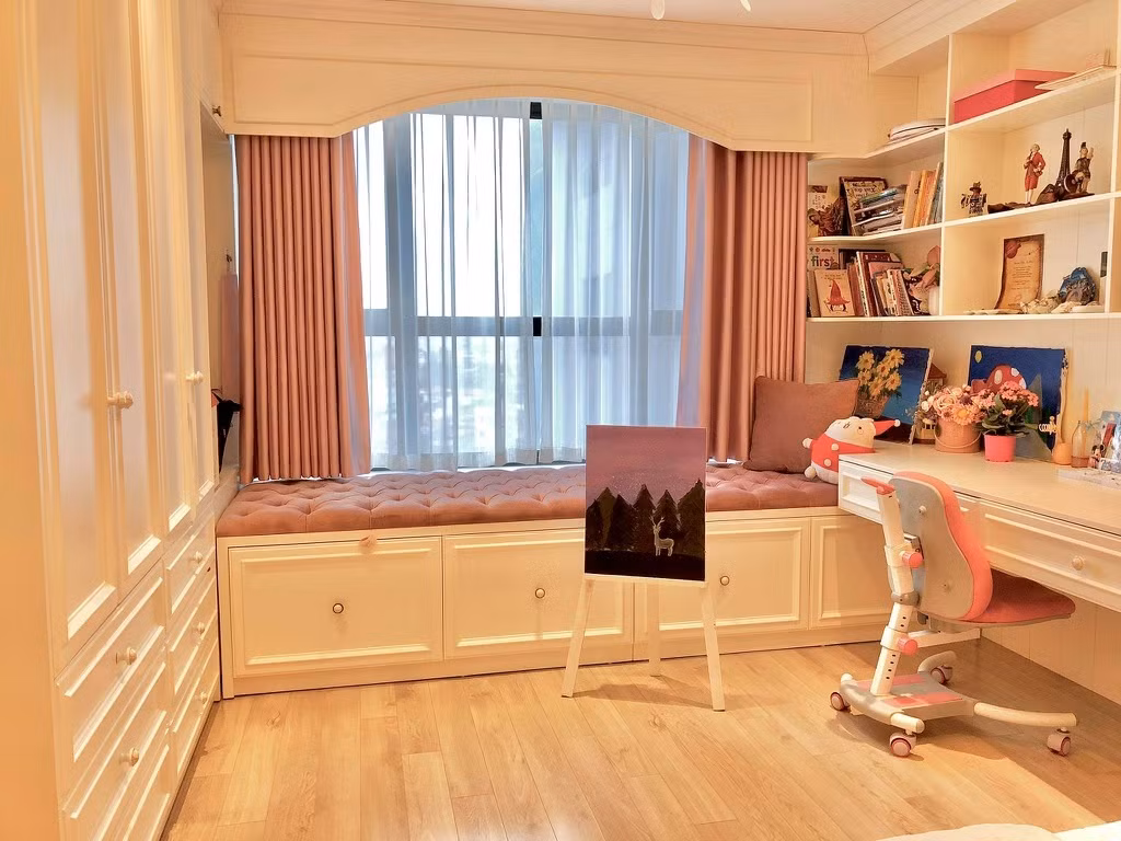 Góc vẽ và đọc sách của con gái Diệp Chi.