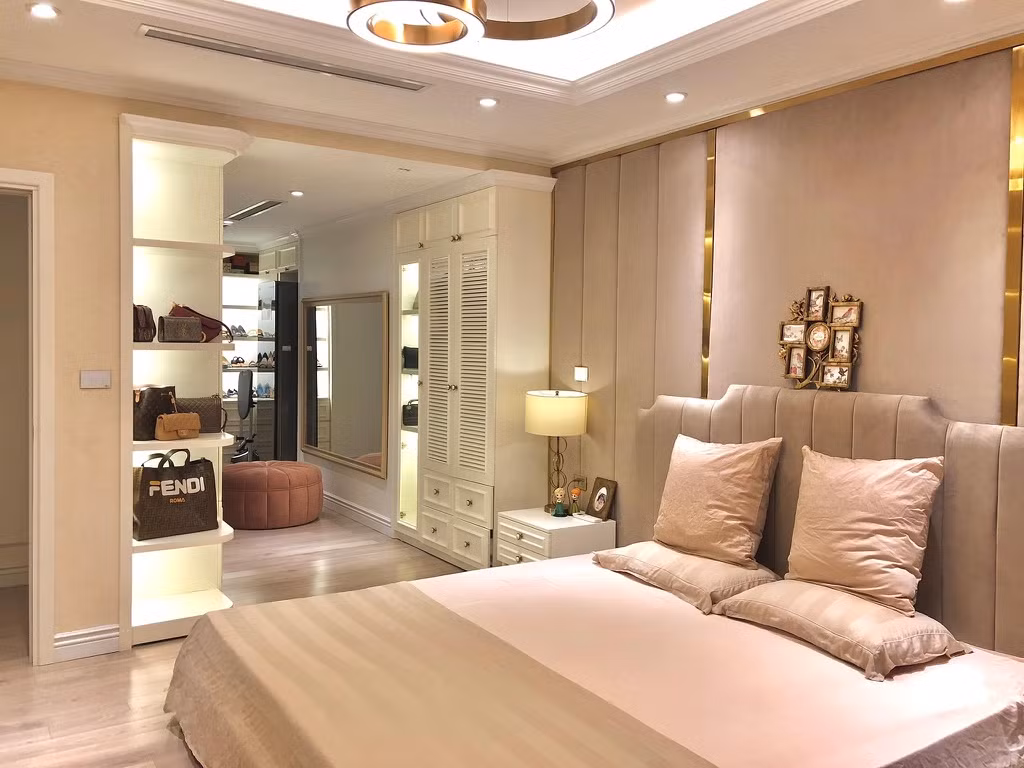 Phòng ngủ của Diệp Chi sử dụng tông xám - trắng thanh lịch và tinh tế.