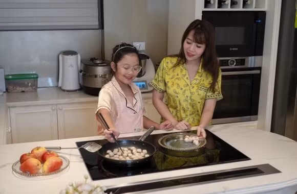 Ngam co ngoi bac ty sang trong cua MC Diep Chi