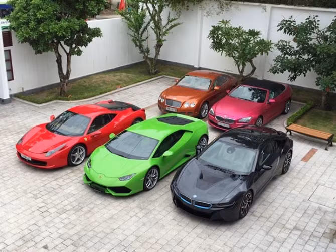 Trong đó, ước tính chiếc Ferrari F12 Berlinetta màu trắng về Việt Nam có giá khoảng 20 tỷ đồng còn Lamborghini Huracan trên 15 tỷ đồng. Như vậy, chỉ trong vòng chưa đầy 24 tiếng, chàng thiếu gia đã chi số tiền lên đến 36 tỷ đồng chỉ để mua xe. Ảnh: FBNV