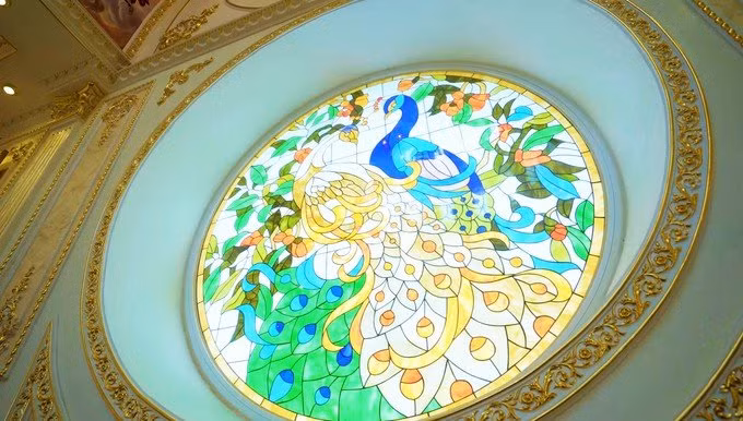 Khu vực trần nhà mái vòm nổi bật với nhiều họa tiết mạ vàng, sàn lát đá cẩm thạch lấp lánh, phản chiếu ánh sáng từ gần 1.000 thiết bị đèn LED.