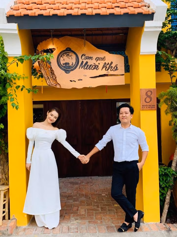 Ngoài nghệ thuật, nam danh hài còn hoạt động kinh doanh sôi nổi. Anh mở chuỗi quán cà phê, cửa hàng cơm quê tại khu vực TP.HCM. Ảnh: Dân Việt