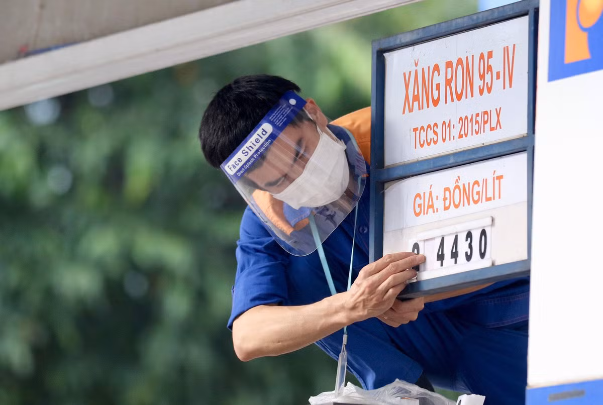 Giua dem: Xang giam hon 1.000 dong/lit, dau tang gia