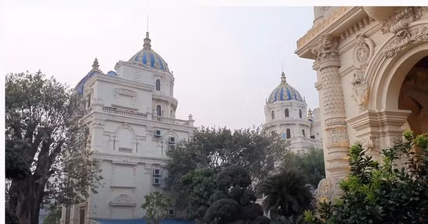 Trong khuôn viên toà lâu dài có tổng cộng 3 tòa nhà trong đó một cung điện dành cho bố mẹ và hai tòa còn lại dành cho hai con trai. Ảnh chụp màn hình Nhato