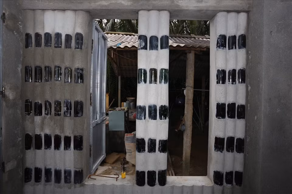 Cây trụ cũng được ông xây dựng bằng chai thủy tinh. Ảnh: Lao động