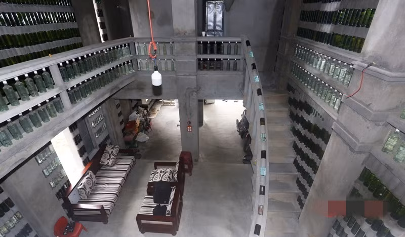 Đến nay, ông Linh đã xây dựng căn nhà hơn 12.000 chai và dự kiến thêm 10.000 chai thủy tinh nữa mới hoàn thành. Ảnh: Infonet