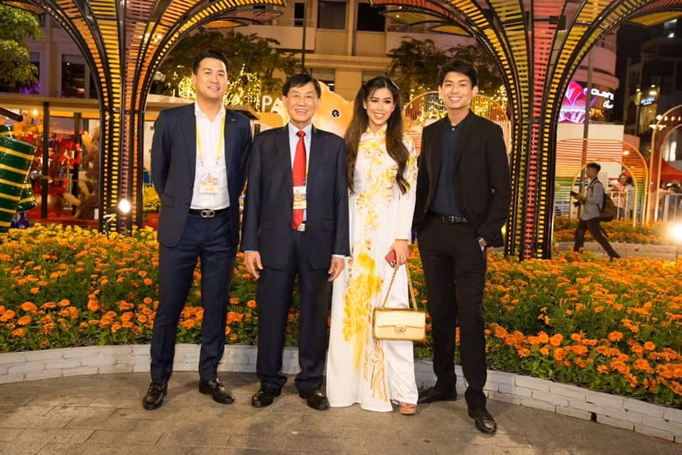 Tốt nghiệp, Phillip Nguyễn tham gia khóa thực tập của Tập đoàn DFS và được bố gọi về nước làm việc cho công ty gia đình. Ảnh: FBNV