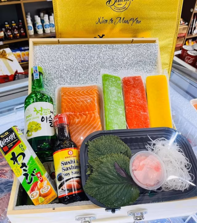 Hộp quà Tết shashimi từ cá hồi, trứng cá có giá hơn 1 triệu đồng. Ảnh: Infonet