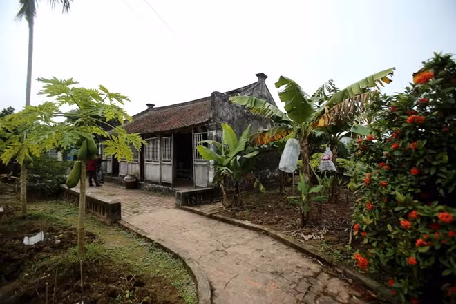 Tồn tại hơn 100 năm, ngôi nhà Bá Kiến nhuộm màu thời gian và vẫn giữ được nét cổ kính, trở thành một “báu vật” của làng Vũ Đại. Ảnh: Cand