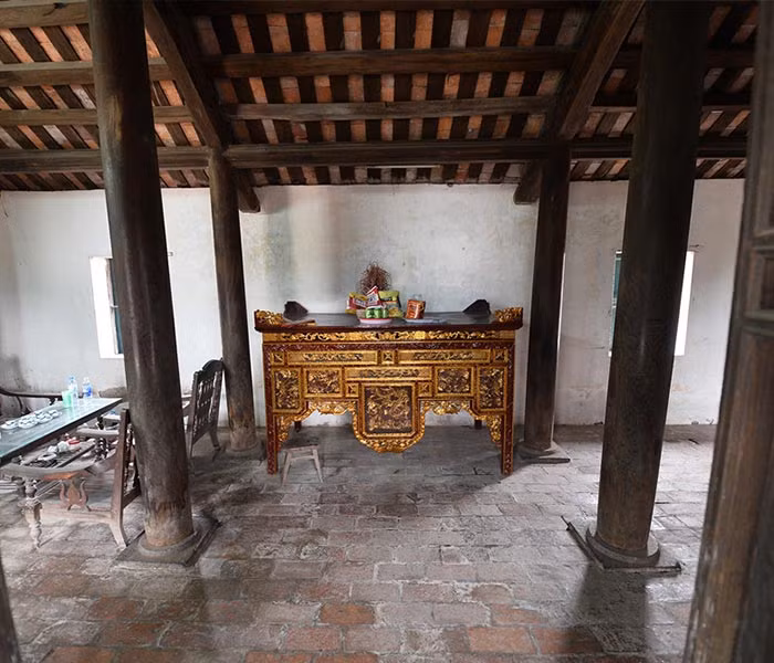 Nhà có 3 gian theo kiểu truyền thống thôn quê Bắc Bộ, 4 hàng cột với tổng cộng 16 cây cột lim. Ảnh: Cakhobakien