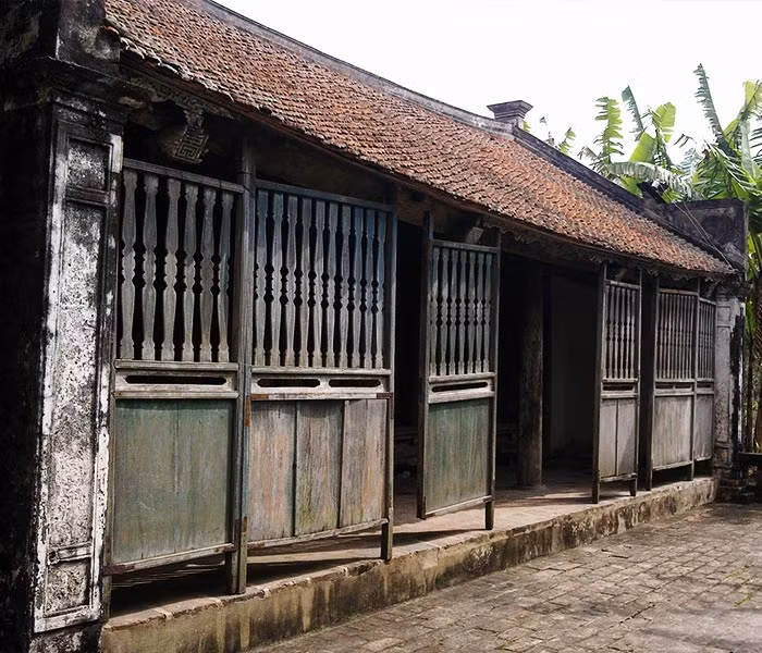 Mặt trước sân của ngôi nhà lát hoàn toàn bằng gạch nung rơm nên rất bền, đến ngày nay vẫn chưa hề hư hỏng. Ảnh: Cakhobakien