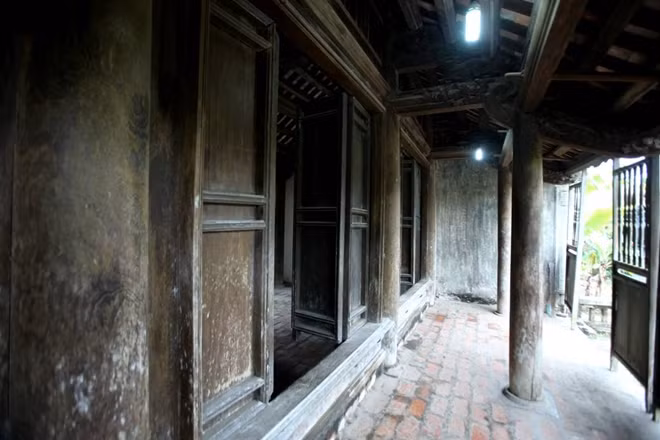 Chân cột được kê đá tảng là một loại đá xanh được đẽo gọt công phu giống nhau đến 99%. Ảnh: Cand