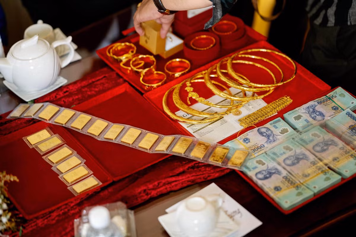 Ngoài vòng kiềng, lắc tay, vàng miếng, cô dâu chú rể còn được trao tặng khoản tiền mặt rất lớn. Ảnh: Internet