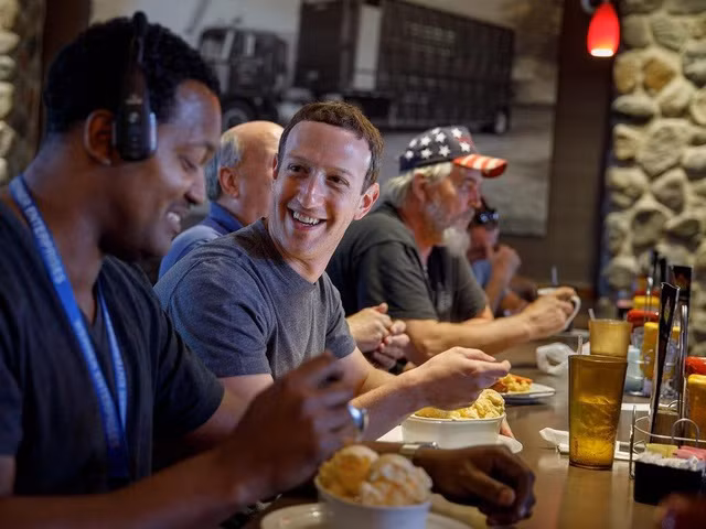Trong khi đó, Mark Zuckerberg không quá kén chọn thức ăn trong bữa sáng. CEO Facebook thường ăn bất cứ thứ gì mà anh ấy muốn ngày hôm đó.