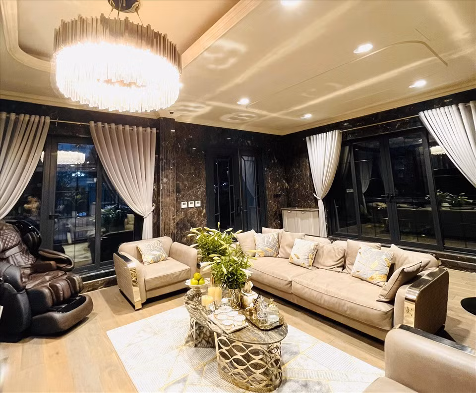 Phòng khách rộng rãi, được trang trí nhiều hoa tươi.