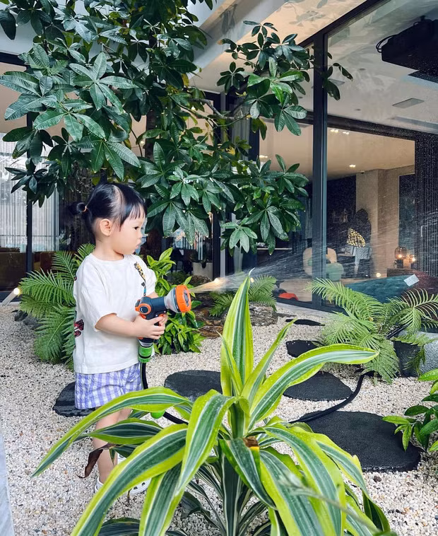 Có gì trong biệt thự bề thế của Cường Đô La - Đàm Thu Trang? Co gi trong biet thu be the cua Cuong Do La - Dam Thu Trang?