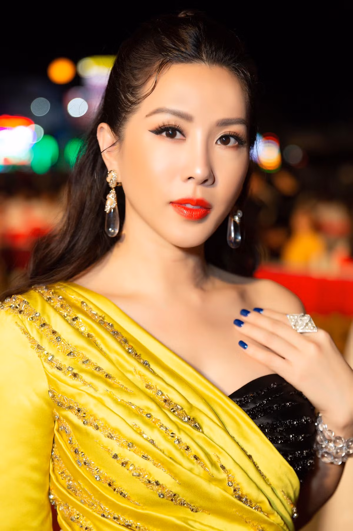 Hoa hậu này cũng thắc mắc: "Bên cạnh những người đàn bà hư hỏng luôn là những gã đàn ông thích trăng hoa, phía sau những mối quan hệ ngoài luồng luôn là 2 kẻ sai lầm, chứ không thể nào là một. Nhưng tại sao chỉ đàn bà bị xướng tên trong những câu chuyện ê chề đó?". Bị nghi bàn luận chuyện đời tư đồng nghiệp, Thu Hoài cho biết không muốn ám chỉ cụ thể một người nào mà viết chung cho tất cả. Ảnh: FBNV