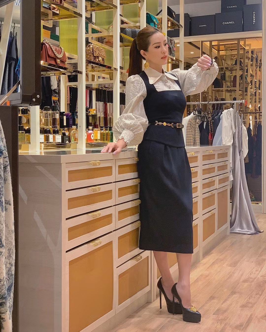 Nhưng đáng chú ý nhất vẫn là căn phòng chứa toàn hàng hiệu xa xỉ của Hoa hậu Thu Hoài. Ảnh: FBNV