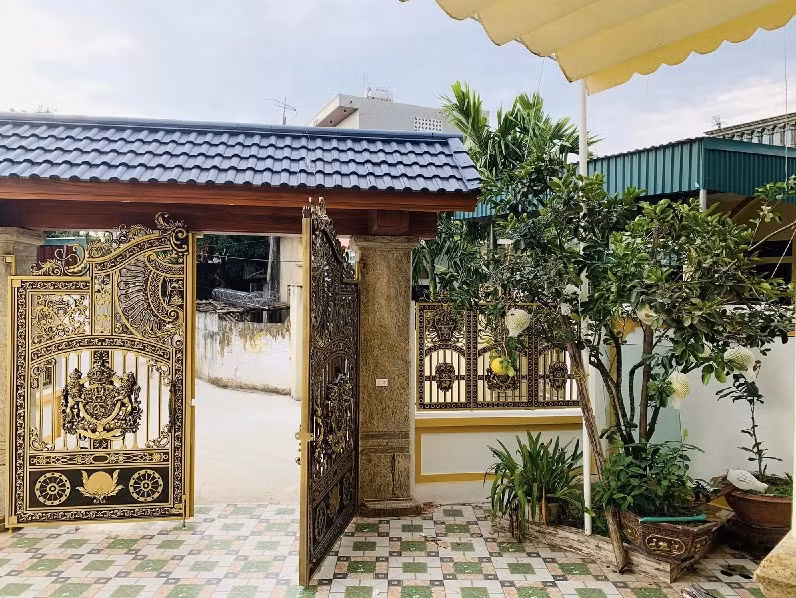 Khoảng sân rộng rãi, trồng cây cảnh và cây ăn trái. Ảnh: PhunuVietnam