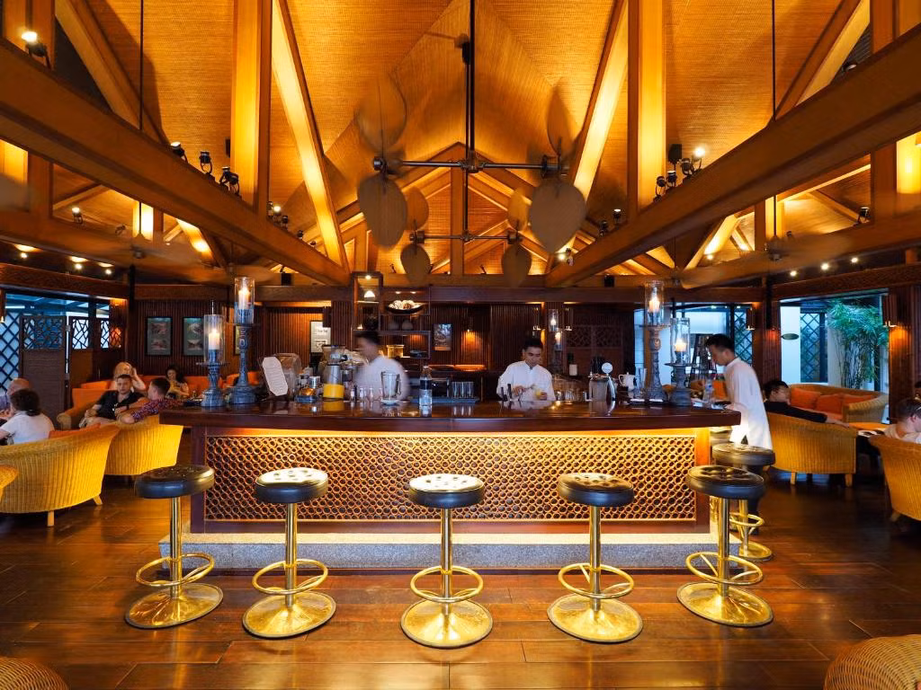 Ngoài ra, nơi đây còn có 3 quầy bar, 5 phòng chức năng, khu thương mại và bể bơi. Ảnh: Booking