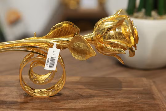 Để hoàn thành bông hồng đặc biệt này, đội ngũ chế tác đã phải sử dụng hết 50 chỉ vàng. Ảnh: Người lao động