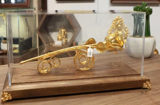 Bông hồng có chiều dài cả cuống và nụ là 22 cm, phần đế được thiết kế với giá đỡ bằng bạc, mạ vàng 24K. Ảnh: Người lao động