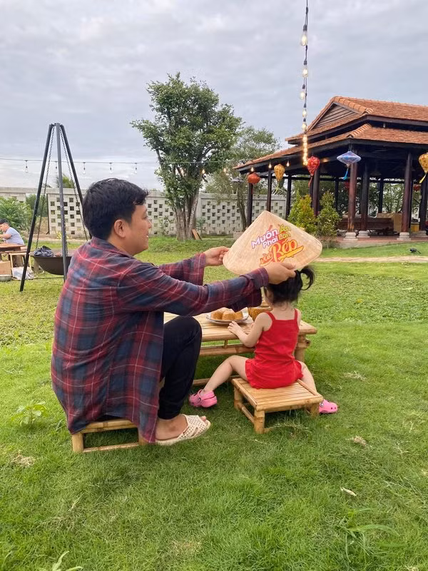 Vợ chồng Trường Giang chỉ dành một khoảng đất để xây nhà, phần còn lại để làm sân vườn rộng rãi, trồng nhiều cây xanh tạo bóng mát. Ảnh: FB Vo Quang Vu