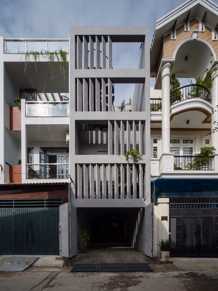 Mặt tiền căn nhà khác biệt với lam bê tông trang trí vừa giúp kiểm soát tầm nhìn vừa đảm bảo sự riêng tư cho gia chủ.