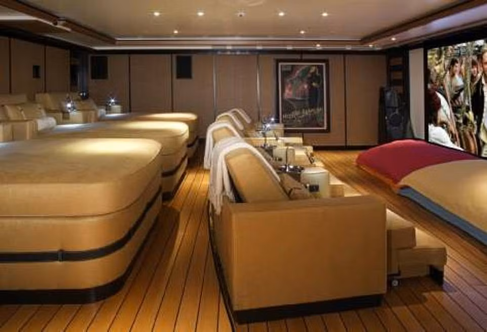Du thuyền được trang bị hơn 1.000 đệm sofa đặt làm riêng. Mỗi chiếc được thiết kế độc đáo để phù hợp với nội thất. Ảnh: DM