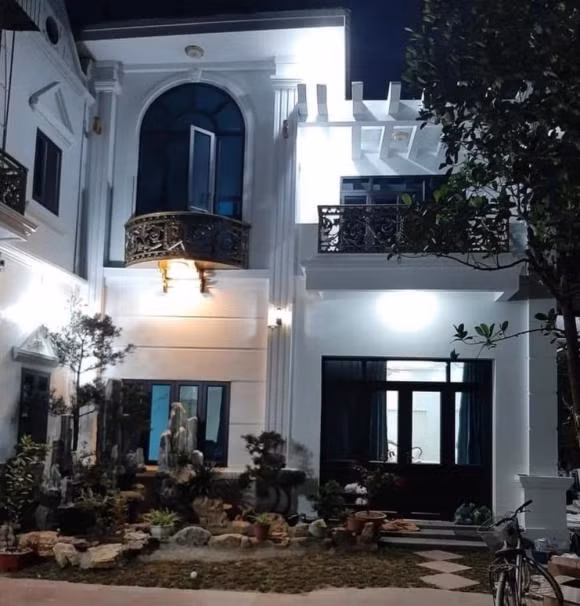 Phía trước ngôi nhà là tiểu cảnh sân vườn, hòn non bộ đẹp mắt.