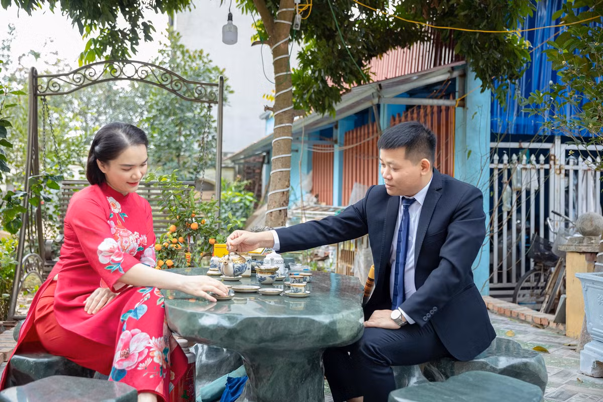 Bàn trà thư giãn bằng đá sang trọng trong khuôn viên sân vườn.