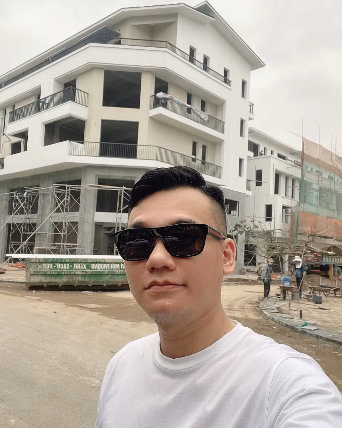 Cách đây không lâu, Khắc Việt đăng tải loạt ảnh về biệt thự mới tậu ở Hưng Yên.