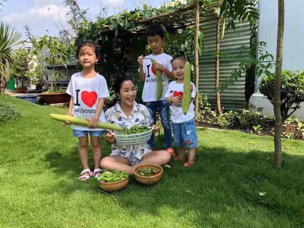Khu vuon toan hoa hong quy trong biet thu cua Oc Thanh Van