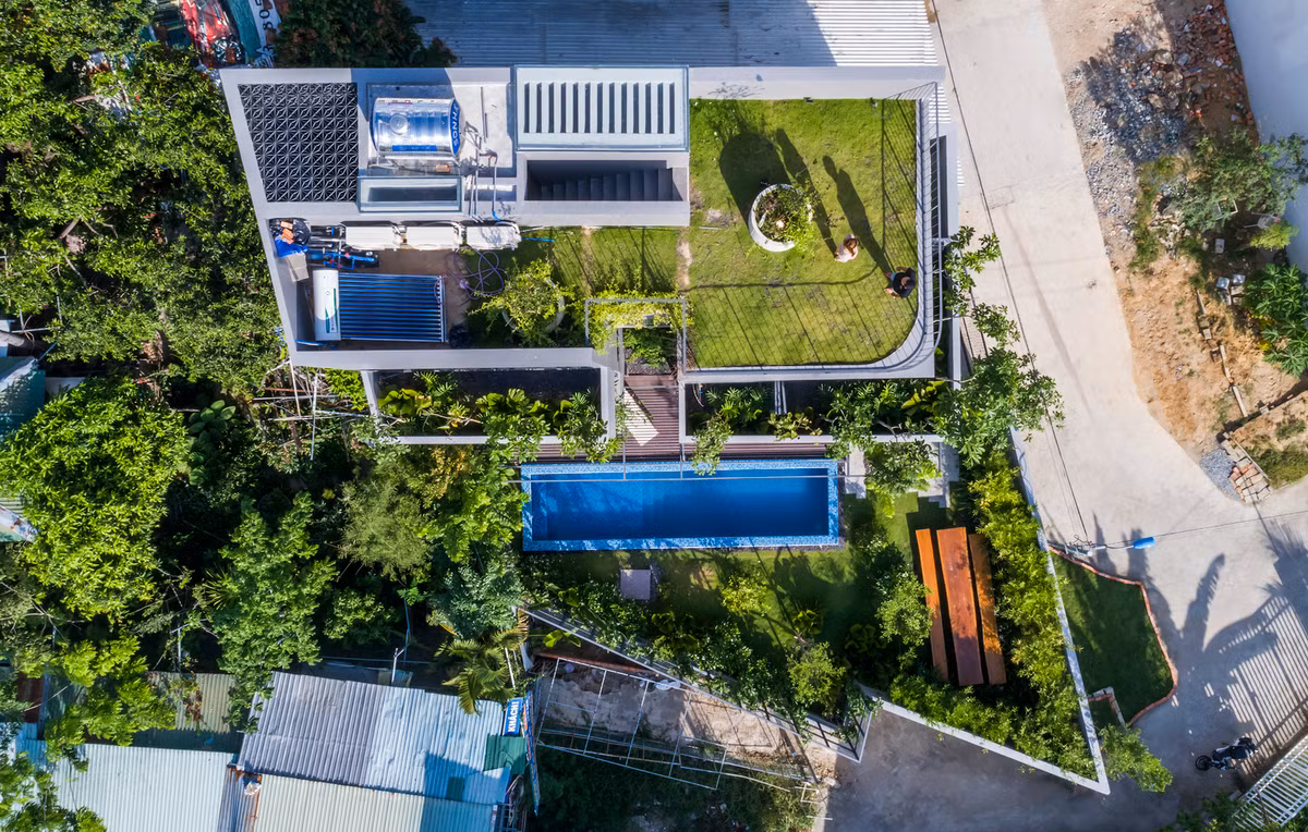 Được xây dựng trên diện tích 80m2 giữa một khu dân cư đông đúc đang trên đà bê tông hoá, nhóm kiến trúc sư trả lại nhiều nhất có thể phần diện tích cây xanh tự nhiên, bằng cách bố trí lại cho công trình những mảng xanh len lỏi khắp các không gian.