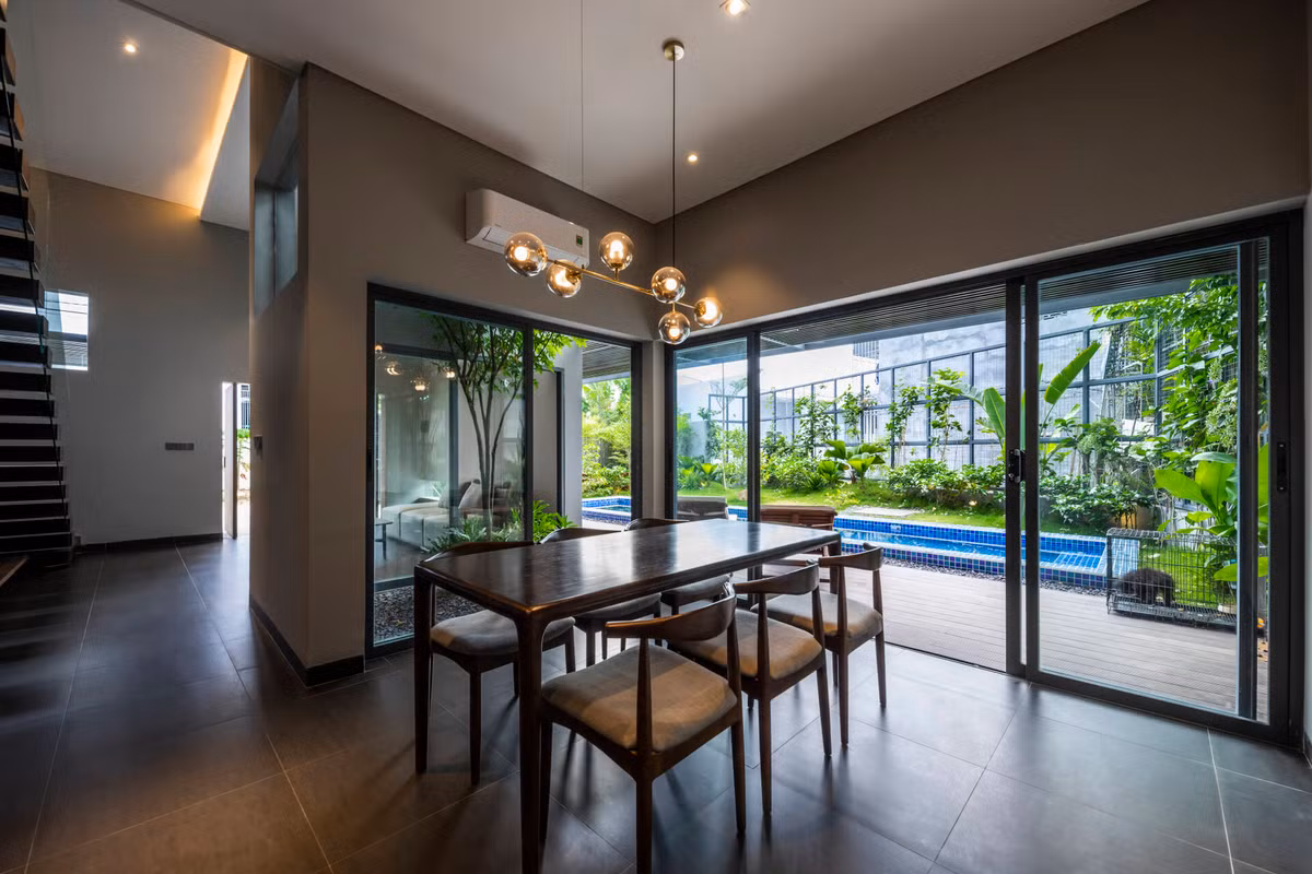 Nhà bếp - ăn kết nối với sân vườn và bể bơi bằng cửa kính trượt cỡ lớn.