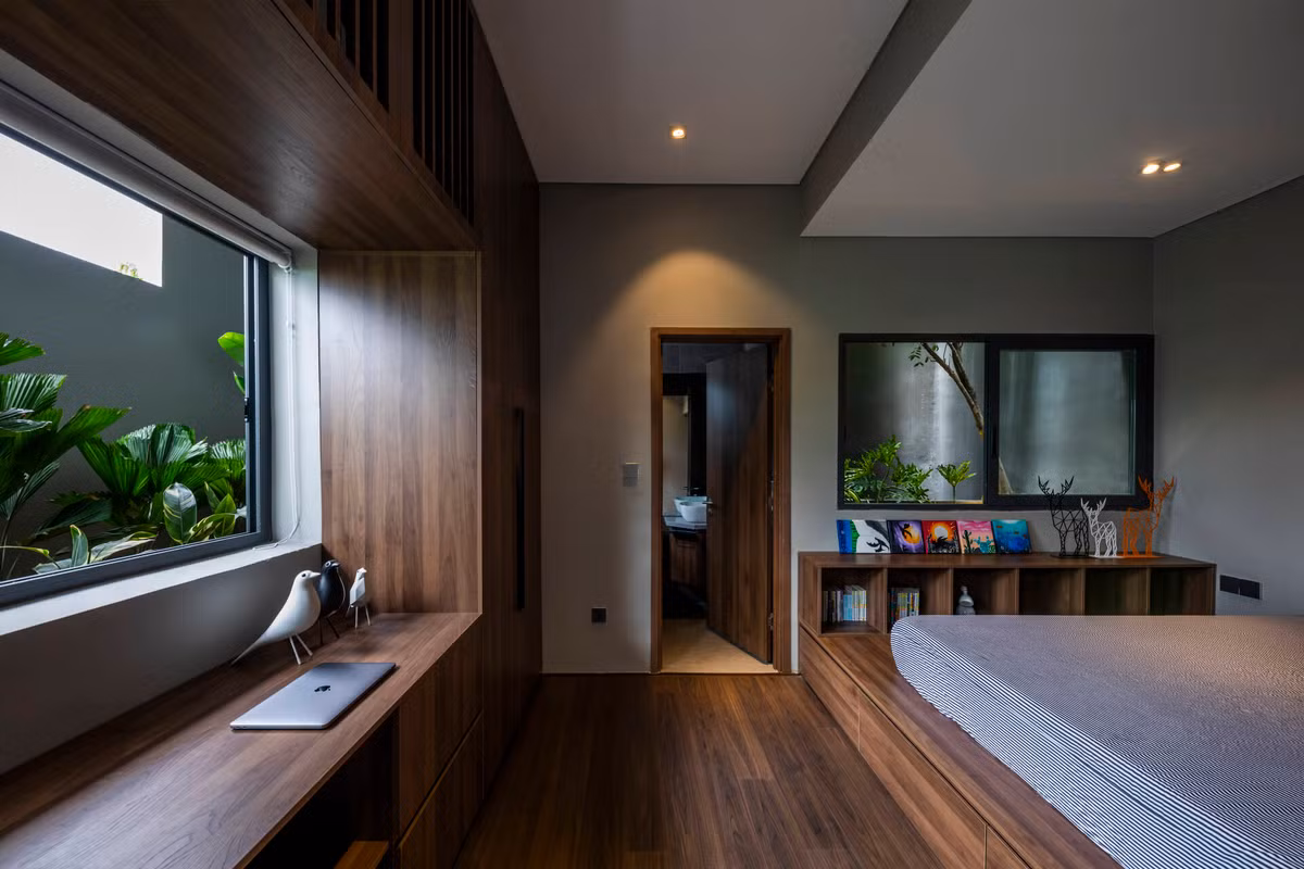 Phòng ngủ ở tầng giữa được xem là nơi hấp thụ nhiều nhất nhiệt độ cao vào buổi chiều. Vì thế, kiến trúc sư tạo ra một rãnh sâu chia đôi, ngăn cách giữa hai không gian, kéo dài xuyên suốt từ tầng trệt lên đến sân thượng nhằm tạo khoảng trống thông gió.
