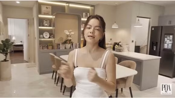 Trong nhà, Phạm Quỳnh Anh treo khá nhiều khung tranh, giúp căn phòng không đơn điệu. Ảnh chụp màn hình