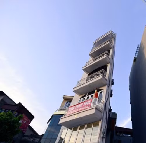 Một ngôi nhà 6 tầng siêu méo trên phố Sơn Tây hướng đi Trần Phú. Ảnh: Trithutre