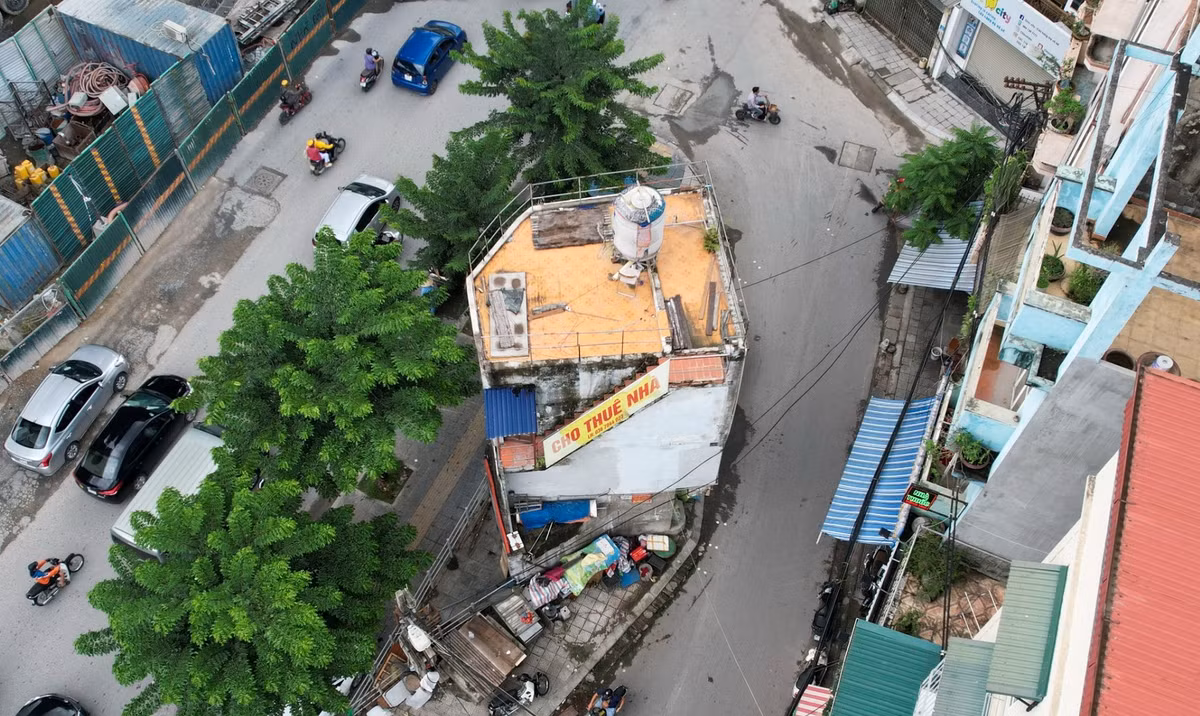 Ngôi nhà một mình một khoảnh nằm trên con phố Đại La, đang được coi là “độc nhất vô nhị” tại Hà Nội. Ảnh: Dân Việt