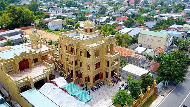 Toàn bộ căn biệt thự rộng 3.000 m2 và phải mất 2 năm mới hoàn thành. Ảnh: Dân Việt