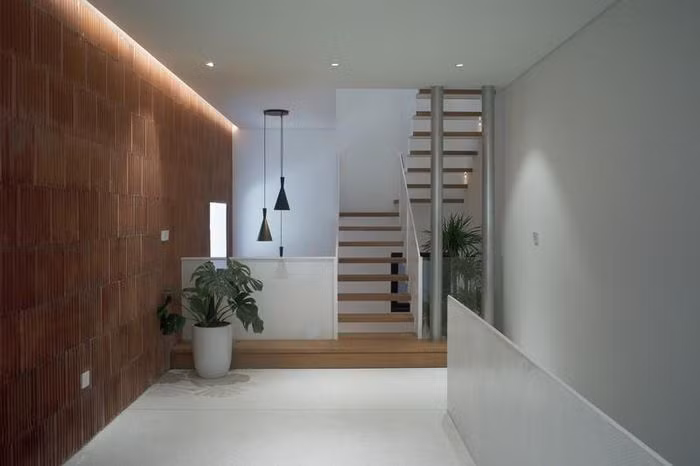 Các không gian riêng tư được kết nối với nhau bằng các khoảng nghỉ giữa các tầng.